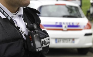 Un policier équipé d'une caméra-piéton.