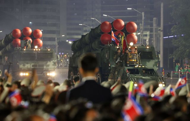 Les systèmes de lance-roquettes ont été affichés au public massé le long des convois.