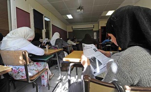 Des élèves voilées en cours dans une école de Toulouse le 11 mai 2011.