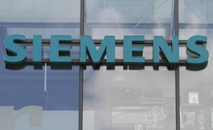 Le logo de Siemens sur une usine à Berlin