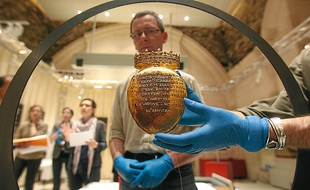 L'écrin en or ayant abrité le cur de la reine a été installé mardi en vitrine.