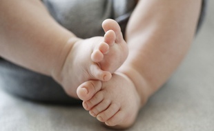 L'enfant de 18 mois a été retrouvé à un arrêt de bus. Illustration.