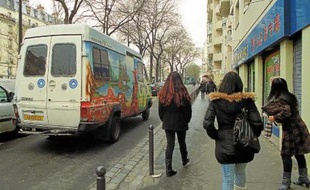 Le bus de Médecins du monde va à la rencontre des « marcheuses », ces prostituées chinoises qui sillonnent l'Est parisien.