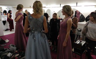 Dans la loge des miss, coiffeurs, maquilleurs et candidates s'activent.