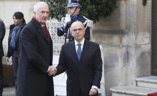 Le coordinateur européen pour l'antiterrorisme, Gilles de Kerchove et le ministre de l'Intérieur français Bernard Cazeneuve, le 11 janvier 2015 à Paris
