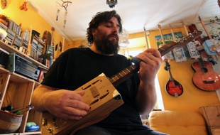 Jacques Corre conçoit lui-même ses propres cigar box guitar sous le nom K#.