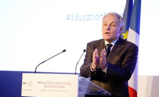 Jean-Marc Ayrault a assuré vendredi devant le Conseil national éducation économie (CNEE) qu'il ne faisait "pas de cadeaux aux patrons", mais essayait plutôt "d'aider les entreprises".