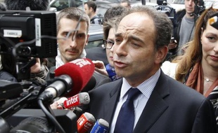 Le secrétaire général de l'UMP, Jean-François Copé, a jugé jeudi que la baisse du salaire des ministres de 30%, actée en Conseil des ministres, constituait une "imposture" car le premier gouvernement Ayrault compte "14 membres de plus" que le premier gouvernement Fillon.