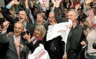 Après les résultats, les socialistes se sont retrouvés place Masséna. A l'UMP, certains prennaient des photos-souvenirs.