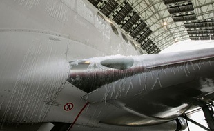 Un avion est aspergé d'un mélange d'eau chaude et de glycol, à l'aéroport d'Oslo en Norvège, le 18 janvier 2006.