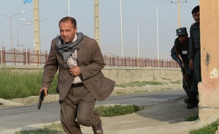 La police afghane mène un assaut à l'aéroport militaire de Kaboul, pris d'assaut par des talibans, le 17 juillet 2014.