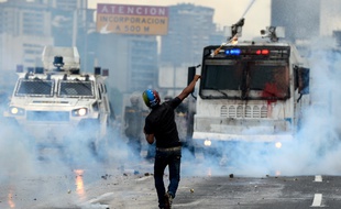 Les manifestants affrontent les forces de l'ordre depuis quelques semaines pour protester contre la politique du président Nicolas Maduro, le 8 mai 2017 à Caracas.