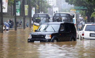 Une rue de Rio sous les eaux après les pluies diluviennes qui se sont abattues sur la ville, mardi 6 avril 2010