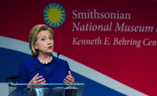 L'ancienne secrétaire d'Etat américaine Hillary Clinton lors d'une cérémonie de naturalisation de personnes de 15 nationalités au Smithsonian National Museum of American History, à Washington, le 17 juin 2014