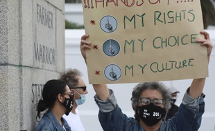 Un manifestant devant le Parlement au Cap le 2 juin 2020 contre l'interdiction de la vente de cigarettes en Afrique du Sud.