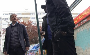 Bernard de La Villardière face à des habitants de la cité des «Radars» à Sevran.
