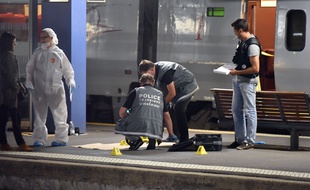 Des policiers près du Thalys où a eu lieu la fusillade, le 21 août 2015.