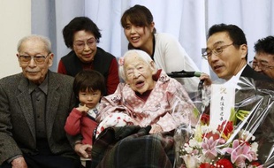 La doyenne de l'humanité, la Japonaise Misao Okawa, pose le 4 mars 2015 à Osaka avec des membres de sa famille, à la veille de ses 117 ans