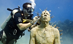 L'artiste anglais Jason deCaires Taylor en train de travailler sur l'une de ses sculptures