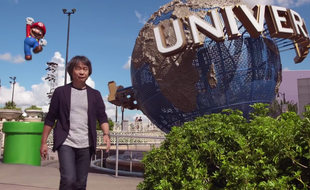 Shigeru Miyamoto dans une vidéo promotionnelle pour annoncer des attractions Nintendo dans les parcs Universal.