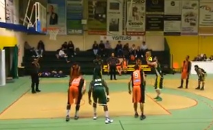 Le panier incroyable a été inscrit lors d'un match opposant Saint-Pavin à La Mothe-Achard.