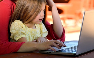 Après des débuts délicats, le monde de l'enseignement s'est organisé pour proposer de riches et nombreuses ressources pédagogiques en ligne. Il y en a pour tous les âges et tous les niveaux.