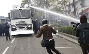 Un canon à eau lors des manifestations du 1er-Mai à Paris.