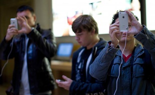 Des jeunes testent l'iPhone5 lors de sa sortie à Paris