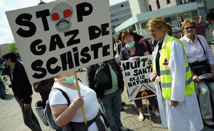 Des opposants aux explorations de gaz de schiste, à Meaux, le 17 avril 2011.