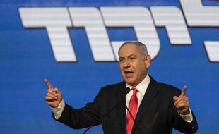 Le Premier ministre israélien, Benyamin Netanyahou, devant ses partisans après la fermeture des bureaux de vote, à Jérusalem le 24 mars 2021.