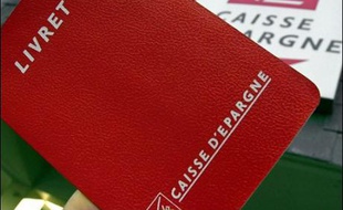 Ne ménageant aucun répit au président élu Nicolas Sarkozy, la Commission européenne exigera jeudi de la France qu'elle autorise tous les réseaux bancaires à distribuer les Livrets A et Bleu, deux produits d'épargne détenus par 50 millions de Français.