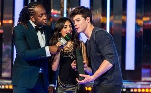 Les chanteurs Camila Cabello et Shawn Mendes lors des iHeartRadio Much Music Video Awards en 2016