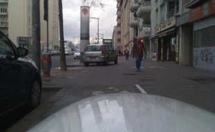 Dans le secteur de Gerland, à Lyon, le 30 mars en fin de matinée, Pierre Delorme rencontre de nombreuses voitures sur les pistes cyclables qu'il teste.