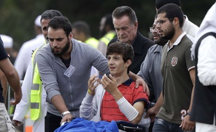 Zaid Mustafa, 13 ans, assiste le 20 mars 2019 aux funérailles de son père Khalid et de son frère Hamza, tous les deux tués dans les attentats de Christchurch. Lui-même a été blessé dans la fusillade.