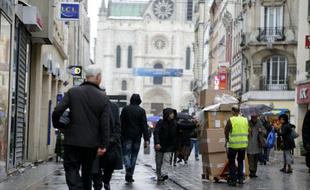 La rue de la République à Saint-Denis, rue adjacente de la rue du Corbillon, le 19 novembre 2015, après l'attentat.