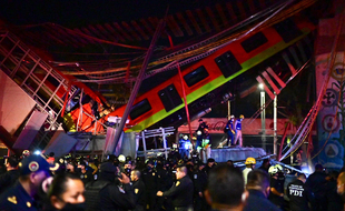 Un pont de métro aérien s'est effondré à Mexico alors qu'une rame roulait dessus.