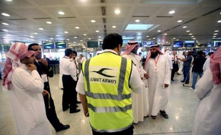 A l'aéroport de Koweït, le 24 octobre 2011