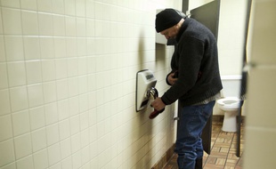 Plutôt que d'utiliser les sèche-mains électriques placés dans les toilettes publiques, mieux vaut se sécher les mains avec un tissu propre ou un mouchoir en papier.