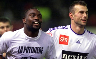 L'attaquant lorientais Jean-Claude Darcheville jubile aux côtés de Christophe Ferron, après avoir marqué le deuxieme but face à Rennes en Coupe de France, le 19 janvier 2002.