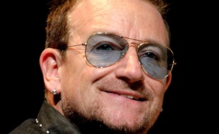 Bono, leader du groupe U2 à Cannes le 21 juin 2014.