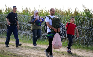 Une famille de migrants en Hongrie le 25 août 2015