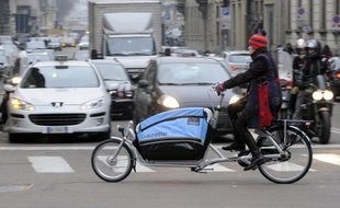 Tous les automobilistes doivent payer depuis lundi matin un péage pour pouvoir entrer dans le centre de Milan (nord), un nouveau dispositif mis en place par la municipalité de gauche pour réduire le trafic et la pollution mais qui suscite la grogne des résidents.