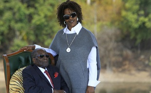 L'ancien président du Zimbabwe Robert Mugabe et son épouse Grace, à Harare le 29 juillet 2018.
