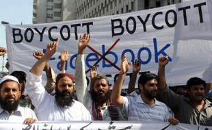 Islamistes protestant à Karachi contre la publication de dessins de Mahomet sur Facebook, le 20 mai 2010
