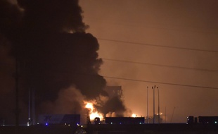 L'incendie qui s'est déclaré après l'explosion qui a touché la ville de Tianjin en Chine, le 13 août 2015