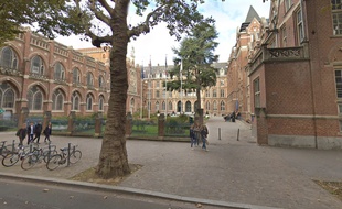 L'université catholique de Lille.