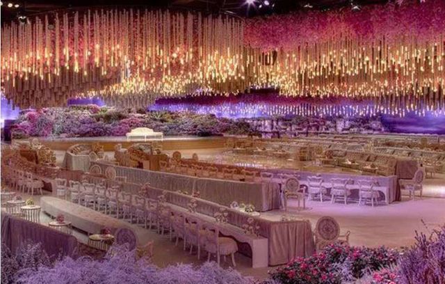 On dit bravo au chef déco, qui a offert aux tourtereaux un ciel de bougies et une forêt de bouquets de fleurs du plus bon goût (avec le petit banc blanc, là-bas, au fond, pour se sentir à l’aise).