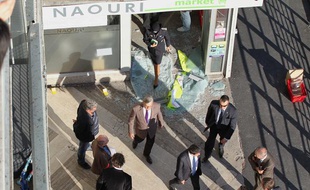 Le ministre de l'Intérieur Manuel Valls s'est rendu sur les lieux de l'attaque d'un magasin casher le 19 septembre 2012 à Sarcelles (Val-d'Oise).