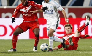 L'attaquant de l'Olympique de Marseille, Hatem Ben Arfa (en blanc), entouré d'Alberto Sanchez et Jonathan Lacourt (à g.), lors de Marseille - Valenciennes en Ligue 1, le 7 mars 2009.