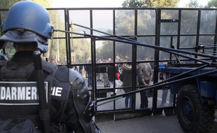 Des manifestants rassemblés devant le quartier des Jardins de l'Empereur, à Ajaccio, protégé par des CRS, le 27 décembre 2015.